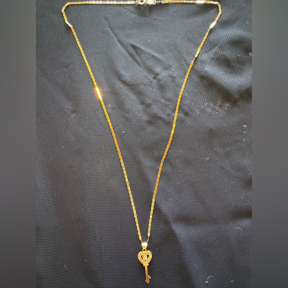 10k 18 inch Gucci Gold link Necklace Minimalist Design 10k heart key with crysta